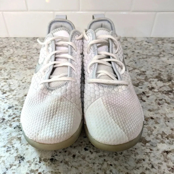 Nike LeBron Witness 3 Shoes in White Chrome size 8 Athletic Basketball Active - Picture 10 of 10